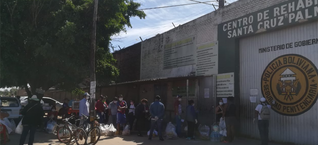 Familiares de los reos de Palmasola llegaron este lunes al penal para dejar alimentos a los internos. En la madrugada de esta jornada se registró un incendió en el interior del recinto. Foto. Ricardo Montero