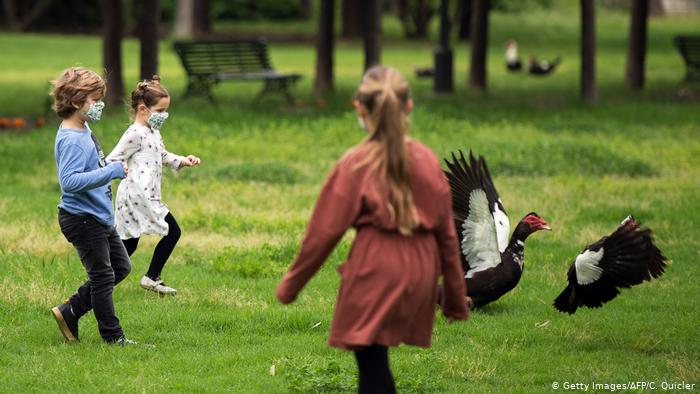 Spanien Sevilla | Coronakrise | Kinder dürfen wieder raus (Getty Images/AFP/C. Quicler)