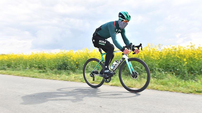 El ciclista polaco Maciej Bodnar, en un entrenamiento y con las medidas de bioseguridad. | EFE