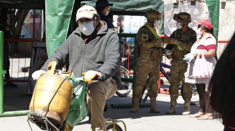 Un ciudadano recorre las calles de Cochabamba. | APG