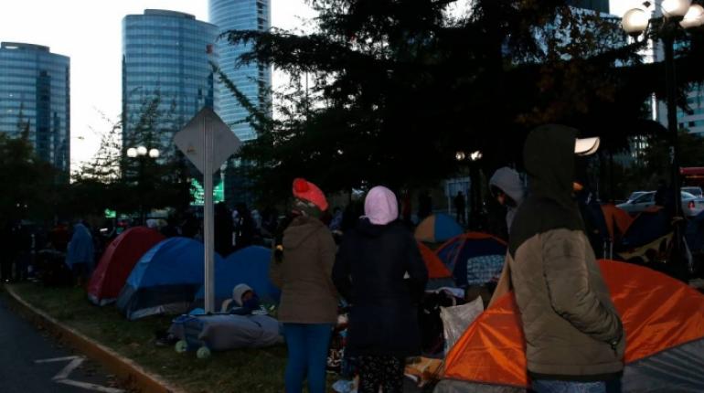 Compatriotas fuera del consulado bolivianos en Santiago. | Publimetro.cl