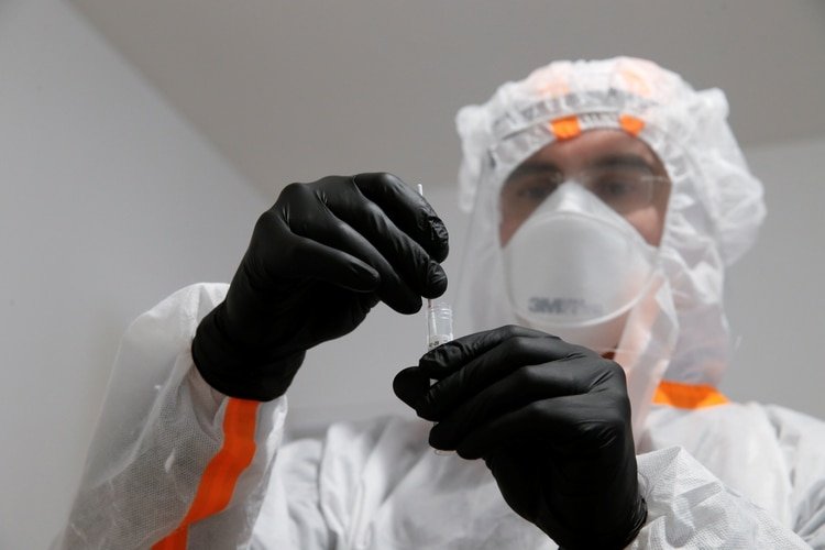 Un médico trabaja en un centro de pruebas de coronavirus en Gouzeaucourt, Francia, el 28 de abril de 2020. (REUTERS/Pascal Rossignol)