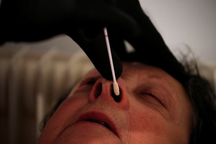 Un paciente se somete a un hisopado para ver si está infectado (REUTERS/Pascal Rossignol)