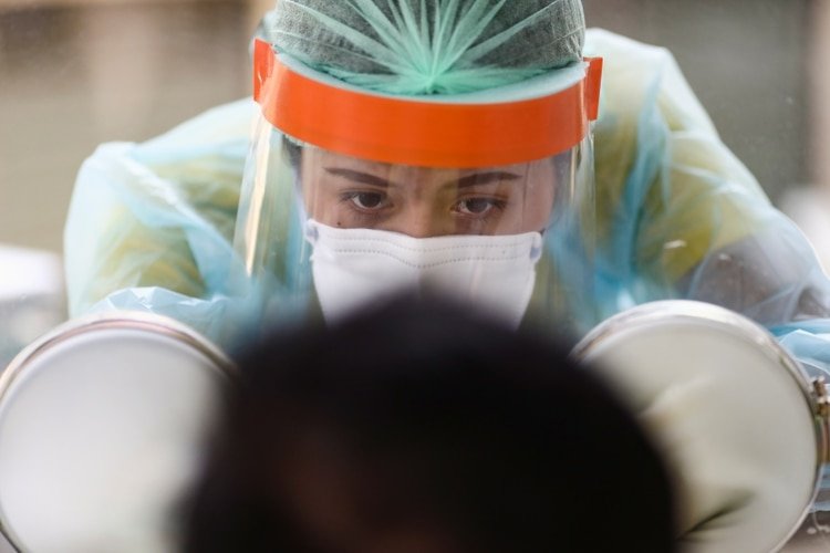 Personal médico realiza pruebas en una comunidad de Bangkok, Tailandia, el 28 de abril de 2020. (REUTERS/Athit Perawongmetha)