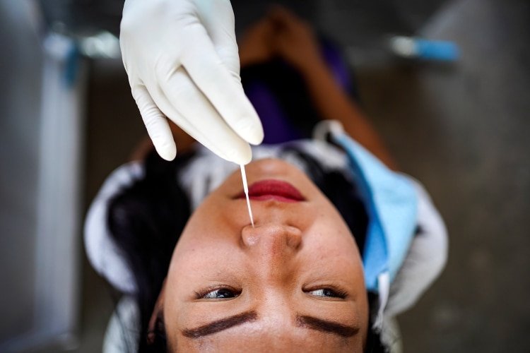Una mujer se somete a la prueba de coronavirus (REUTERS/Athit Perawongmetha)
