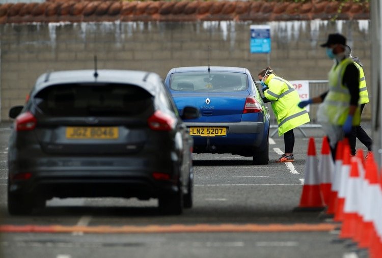Personas examinadas en un centro de pruebas de COVID-19 en Belfast, Irlanda del Norte, 28 de abril de 2020 (REUTERS/Jason Cairnduff)