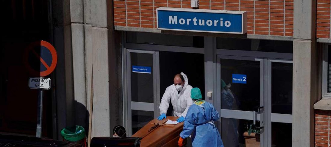 Técnicos sanitarios manejan el cuerpo de una víctima de covid-19 en Madrid. Técnicos sanitarios manejan el cuerpo de una víctima de covid-19 en Madrid.