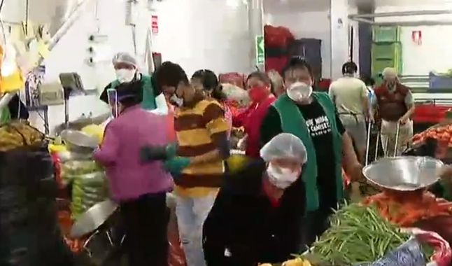 Los comerciantes llegaron hasta el mercado de Caquetá pese a la orden del Gobierno de prohibir su apertura. (Foto: Captura)