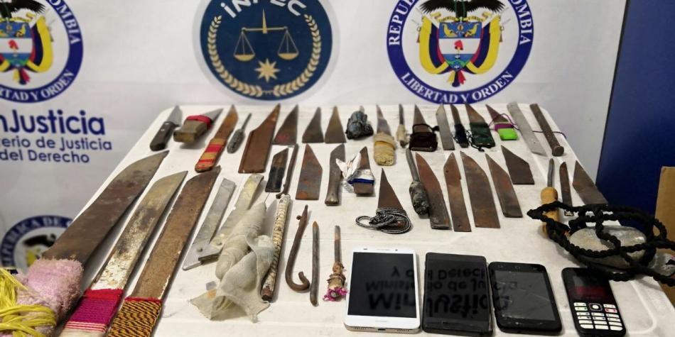 En el intento de fuga fueron encontrados 43 armas blancas y cuatro celulares. Hay siete presos implicados.