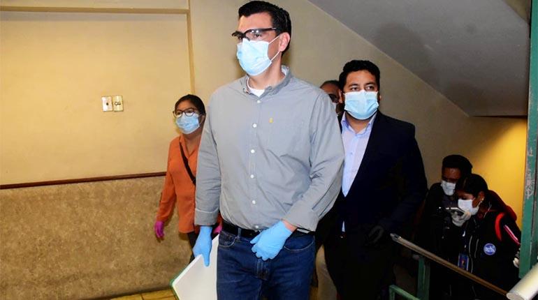 El alcalde José María Leyes llega a declarar a la Fiscalía, en la calle Jordán. | José Rocha