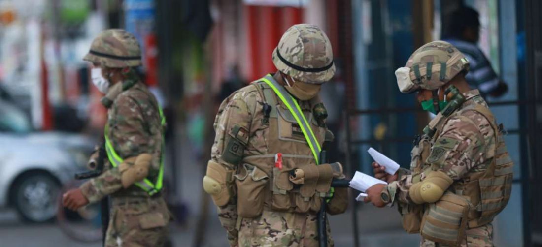 Los soldados y marineros ayudan en el control del cumplimiento de la cuarentena en el país. Foto: Jorge Uechi