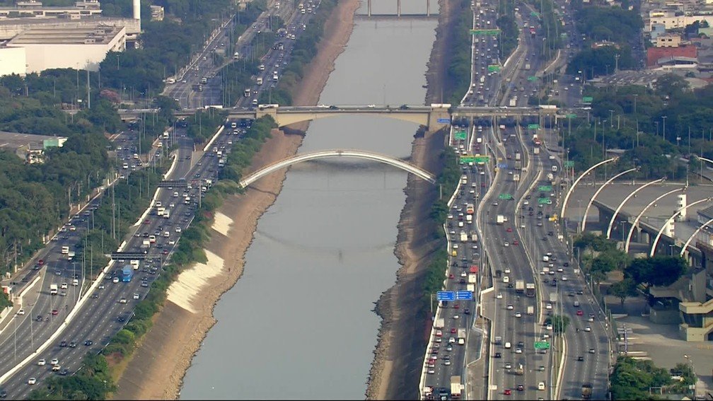 Marginal Tietê registra un gran movimiento de automóviles en la mañana de este jueves (30). - Foto: Reproducción / TV Globo
