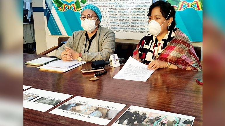 La conferencia de prensa de Lizeth Beramendi (der) para denunciar el caso insumos. | Los Tiempos