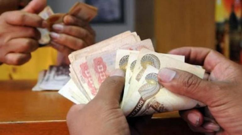 Personas contando dinero. | Foto ilustrativa | Web