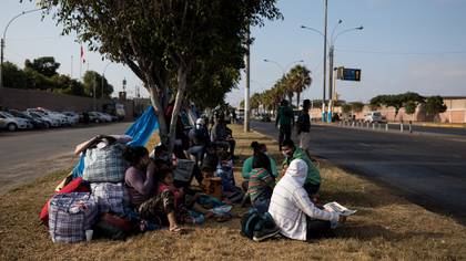 Cientos de personas acampan afuera de la base de la Fuerza Aérea del Perú a las afueras de Lima, Perú, mientras esperan a trasladarse a sus pueblos de origen, el 29 de abril de 2020. (Angela Ponce/The New York Times)