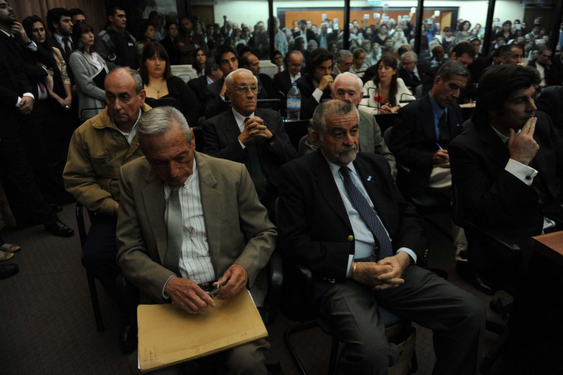 Carlos Capdevila (primero por la izquierda de la segunda fila), junto a otros represores, condenados en la megacausa ESMA en 2011.