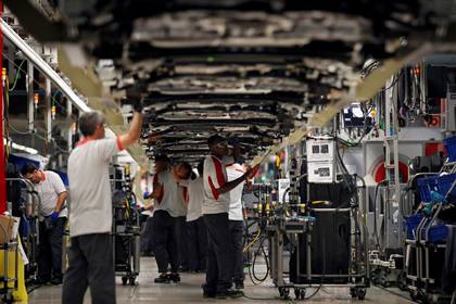 En la imagen de archivo, una cadena de ensamblaje de vehículos en una fábrica de automóviles de SEAT en Martorell, cerca de Barcelona, España (REUTERS/Albert Gea)