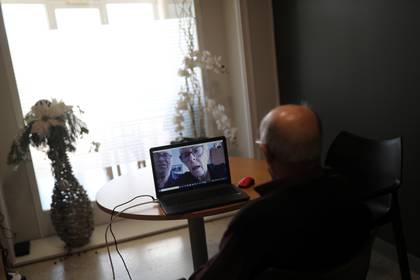 Un anciano habla con su hija por videollamada en un asilo de ancianos, durante el brote de coronavirus en Artes, cerca de Barcelona, España, el 30 de abril de 2020. (REUTERS/Nacho Doce)