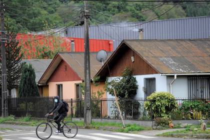 Un hombre en bicicleta por las calles de Temuco, Chile (REUTERS/Jose Luis Saavedra)