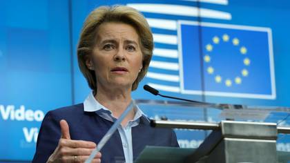 La Presidenta de la Comisión Europea, Ursula von der Leyen, habla durante una conferencia en Bruselas, Bélgica, el 23 de abril de 2020. (Olivier Hoslet/Pool via REUTERS)