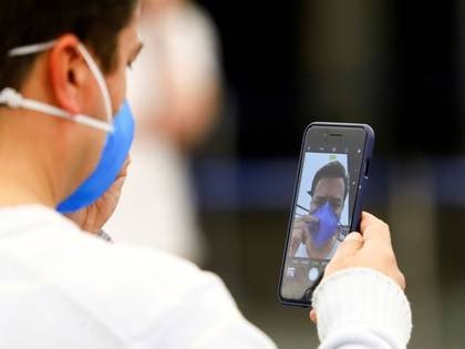 Foto de archivo: un hombre luciendo un barbijo se saca una foto con su teléfono celular en el Aeropuerto Internacional Ministro Pistarini de Buenos Aires, Argentina. 3 mar, 2020. REUTERS/Matias Baglietto