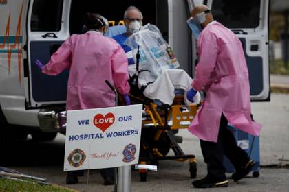Trabajadores sanitarios atendiendo en Florida a un enfermo con COVID-19 REUTERS/Marco Bello