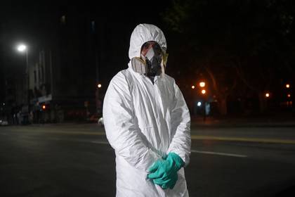 Un empleado municipal con equipo protector contra el COVID-19 desinfecta una parada de colectivo en Montevideo, Uruguay REUTERS/Mariana Greif