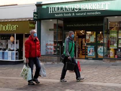 Gente con máscaras haciendo compras Durham (REUTERS/Lee Smith/File Photo)
