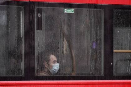 Un hombre es visto usando una mascarilla protectora en un autobús, mientras continúa del brote de la enfermedad coronavirus (COVID-19), en Londres, Reino Unido, el 30 de abril de 2020. REUTERS/Toby Melville/Archivos