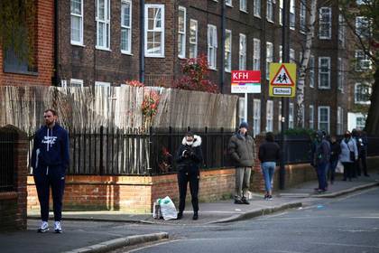 Gente siguiendo las reglas de distanciamiento social mientras hacen cola en la Oficina de Correos de Kennington, mientras continúa la propagación del coronavirus (COVID-19), Londres, Reino Unido, 4 de abril, 2020. REUTERS/Hannah McKay