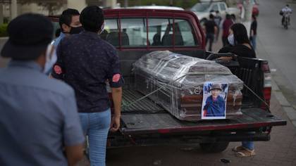 Los familiares deben ocuparse de enterrar a sus muertos en Guayaquil (Reuters)