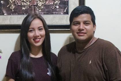 Paola y William festejando en 2017 el cumpleaños número 22 de ella.