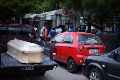 Una camioneta llevando un ataúd en las afueras de Guayaquil (REUTERS/Vicente Gaibor del Pino)