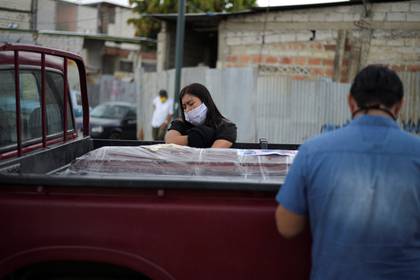 Una mujer llora al lado de un ataúd en Guayaquil (REUTERS/Vicente Gaibor del Pino)