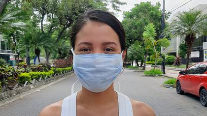 Paola con barbijo en las calles del centro de Guayaquil, a pocos días de tener que enterrar a William.