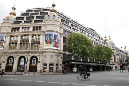 Un ciclista pasea por una calle desierta junto a los grandes almacenes Printemps, cerrados durante el brote de la enfermedad por coronavirus (COVID-19) en París, Francia, el 30 de abril de 2020. REUTERS/Charles Platiau
