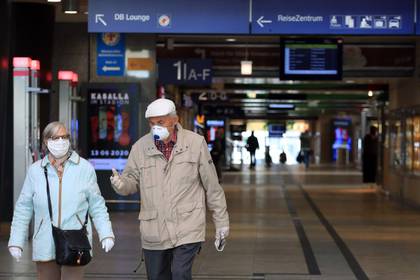 Personas con mascarillas en Colonia, Alemania, el 27 de abril de 2020. REUTERS/Wolfgang Rattay