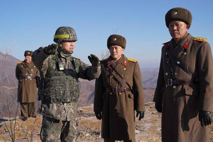 Soldados de ambos países conversan durante una jornada de inspección de un puesto de guardia en la DMZ (AFP)
