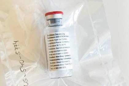  Una ampolla del medicamento contra el ébola Remdesivir durante una conferencia de prensa en el Hospital Universitario Eppendorf (UKE) en Hamburgo (Reuters)