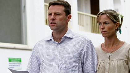 Gerry McCann y su esposa Kate durante una improvisada conferencia de prensa que dieron el 26 de mayo de 2007, a pocos días de la desaparición de Maddie (AFP PHOTO/ FRANCISCO LEONG)