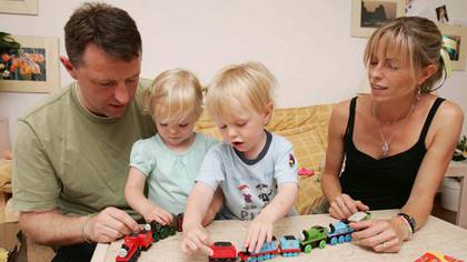Los McCann en Praia da Luz junto a sus otros dos hijos (AFP PHOTO / POOL / Alban Donohoe)