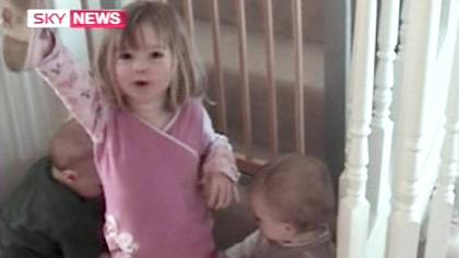 Maddie junto a sus hermanos, los mellizos Amelie y Sean, que estaban junto a ella la trágica noche de su desaparición (AFP PHOTO / SKY NEWS)