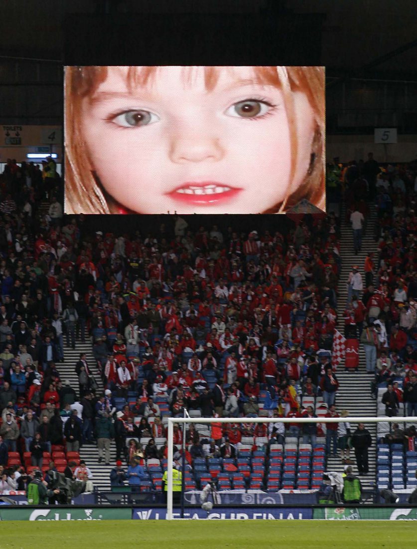 Por la gran repercusión del caso, la cara de la niña británica llegó hasta las tribunas de fútbol (AFP PHOTO/ANDREW YATES)