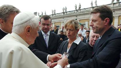 El Papa Benedicto XVI recibió a Kate and Gerry McCann en el Vaticano en 2007 (POOL PHOTO / ARTURO MARI / OSSERVATORE ROMANO)