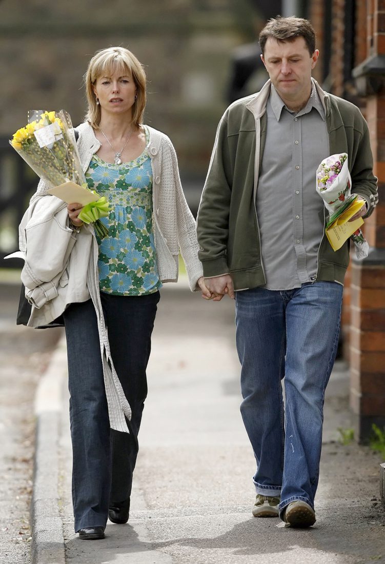 Kate y Gerry McCann en Rothley, Leicestershire, luego de una ceremonia religiosa al conmemorarse el primer aniversario de la desaparición de su hija (AFP PHOTO/Leon Neal)