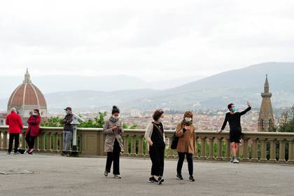 Personas pasean en Piazzale Michelangelo, en Florencia (REUTERS/Jennifer Lorenzini)