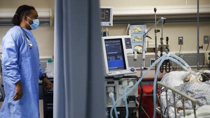 Hasta hace un mes se creía que el COVID-19 era una enfermedad respiratoria y presentaba síntomas como fiebre y falta de aire, pero ahora se sabe que es mucho más compleja. (AP Photo/John Minchillo)
