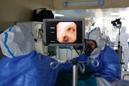 Por la interconexión entre los sistemas de órganos del cuerpo el COVID-19 presenta desafíos nunca vistos a los médicos, que deben tomar decisiones sin estudios validados. (REUTERS/Maxim Shemetov)