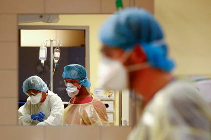 Los médicos, acostumbrados a estudios y estadísticas, se sienten arrojados de pronto al siglo XVII, abandonados a la búsqueda de pistas para curar solamente en la observación directa. (REUTERS/Fabrizio Bensch)