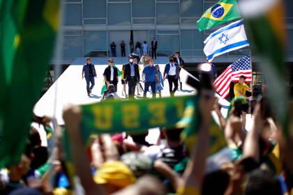 Sin tapabocas, Bolsonaro participó de la protesta pero permaneció alejado de sus seguidores (REUTERS/Ueslei Marcelino)